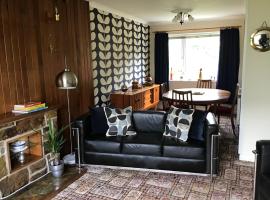 Bryn Eithin, Retro 70’s style Bungalow, apartamento en Holyhead