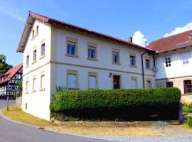 Villa Merzbach - Wohnen wie im Museum mit Komfort，Untermerzbach的有停車位的飯店