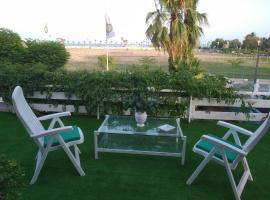 Apartamento con terraza y vistas al mar, beach hotel in Burriana