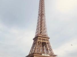Au pied de la tour Eiffel Trocadéro