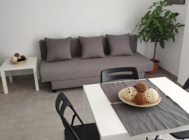 Relax and enjoy in brand new beach apartment I, hotel barato en Los Llanos