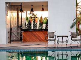แจสเปอร์โฮเทล Jasper Hotel, hotel con piscina a Ban Phai