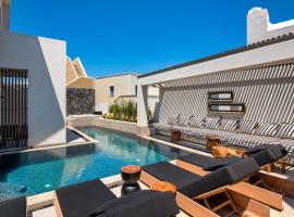 Uma Ray Suites, hotel in Fira