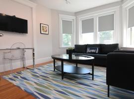 Large Studio w/ Queen AND Sofa Bed..#38, aluguel de temporada em Brookline