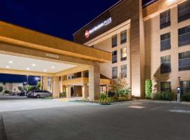 Best Western Plus Fresno Airport Hotel, hotel cerca de Universidad de Fresno Pacific, Fresno