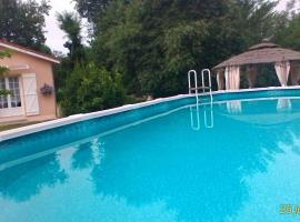 Le Clos des Palombes WIFI CLIMATISATION, hotel in Saint-Pierre-du-Mont