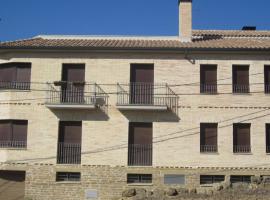 Apartamentos Aires de Guara, cheap hotel in Junzano