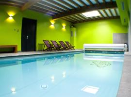 Dzīvokļu viesnīca Gite Roche Des Ducs avec Piscine toute l'année, Spa, Sauna, Hammam pilsētā Rochesson