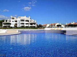 Charming Apartment with Private Garden & Pool, golfhótel í Vilamoura