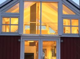 Lofoten Fjord Lodge, מלון עם חניה בSaupstad
