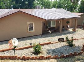 Grizzly Roadhouse Bed and Breakfast, cottage in Cortez