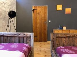 Stajnia na Warszawskiej, casa rústica em Głubczyce