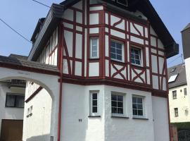 Altes Fachwerkhaus Mutter Mosel, cheap hotel in Löf