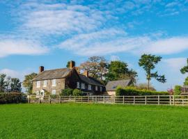 Mid-Wales Farmhouse, swimming pool, tranquil countryside views, sleeps 14, Unterkunft zur Selbstverpflegung in Meifod
