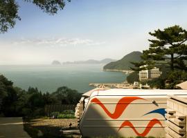 Tropical Dream Spa Caravan, mökki kohteessa Geoje 
