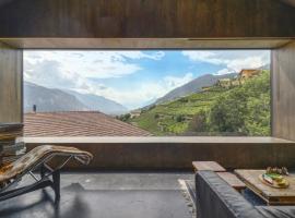 Renovated historic barn in mountain village, hotel em Ollon