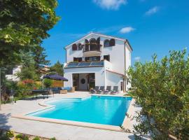 Villa Andrija Family Dream with heating pool at the sea, hotel in Fažana