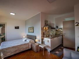 Piccolo Sole d'oro - appartamenti, готель з парковкою у місті Калатафімі