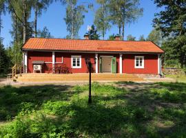 Nedanby | Cottage | Idyllic location | Porch | Grill, hotel in Edsbro