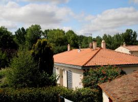 Maison d'hôtes LE LAVOIR, pension in Fontaines