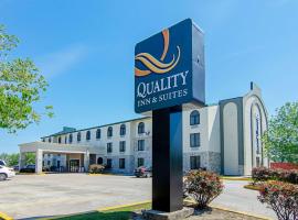 Quality Inn & Suites Near Tanger Outlet Mall โรงแรมในกอนซาเลส