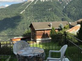 Ferienwohnung in Tschlin mit Panoramablick、Tschlin のホテル