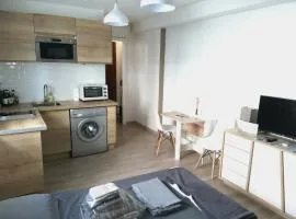 Charmant studio climatisé à 300m du port. Refait à neuf.