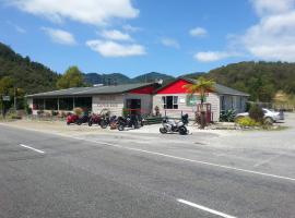 Berlins cafe, bar and backpackers, מלון בNewton Flat