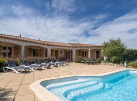 Spacious villa in Pouzols Minervois with pool, Hotel in Pouzols-Minervois