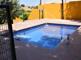 CASA CAPELLANIA-chalet con piscina junto a Madrid, kuća za odmor ili apartman u gradu 'Méntrida'