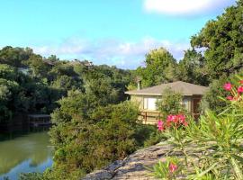 Lakefront Treehouse on Lake Travis Pool & Hot Tub, hotel di Lakeway