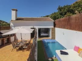 Stunning Home In Sayalonga With 1 Bedrooms, Private Swimming Pool And Swimming Pool, hotel de 4 estrellas en Sayalonga