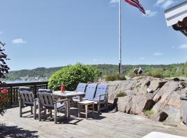 Nice Home In Tvedestrand With 1 Bedrooms And Wifi, hotell i Tvedestrand