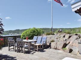 1 Bedroom Awesome Home In Tvedestrand, αγροικία σε Tvedestrand