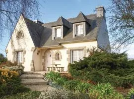 4 Bedroom Cozy Home In Yvias
