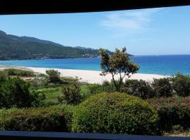 Maison de vacances avec vue imprenable sur la mer, holiday home in Calcatoggio