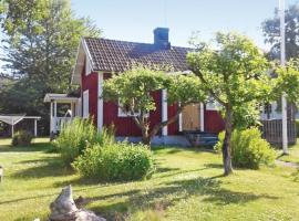 Awesome Home In Sjtorp With Wifi, semesterhus i Sjötorp