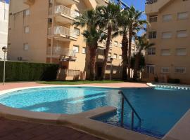 APARTAMENTO CON TERRAZA, VISTAS AL MAR Y PISCINA, hotel de playa en Daimuz