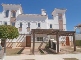 Beautiful Home In Roldn With Outdoor Swimming Pool, hôtel à Roldán