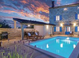 Stunning Home In Peruski With 3 Bedrooms, Wifi And Outdoor Swimming Pool, hôtel à Peruški