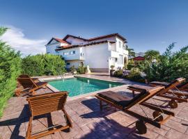 Lovely Home In Debeljak With Outdoor Swimming Pool, hotel a Debeljak