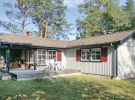 Cozy Home In Frjestaden With Kitchen, semesterhus i Vanserum