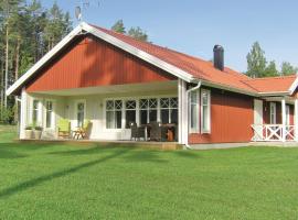 Stunning home in Vittaryd with 4 Bedrooms, Sauna and WiFi โรงแรมที่มีที่จอดรถในKvänarp