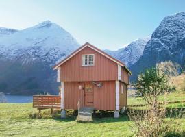Beautiful Home In Eresfjord With Kitchen, hotelli, jossa on pysäköintimahdollisuus kohteessa Øverås