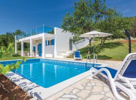Gorgeous Home In Trget With Outdoor Swimming Pool, hytte i Trget