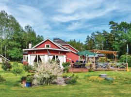Amazing Home In Fgelmara With Sauna – dom wakacyjny w mieście Ebbenäs