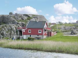 Nice Home In Sirevg With Kitchen, semesterhus i Sirevåg