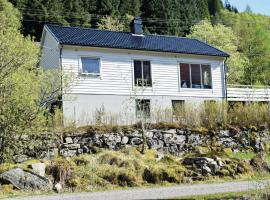 Awesome Home In Eivindvik With 4 Bedrooms、Eivindvikのヴィラ
