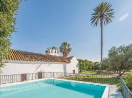 5 Bedroom Gorgeous Home In La Campana, Sevilla, отель с бассейном в городе Ла-Кампана
