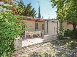 Amazing Home In Crillon Le Brave With Kitchenette, hotel en Crillon-le-Brave